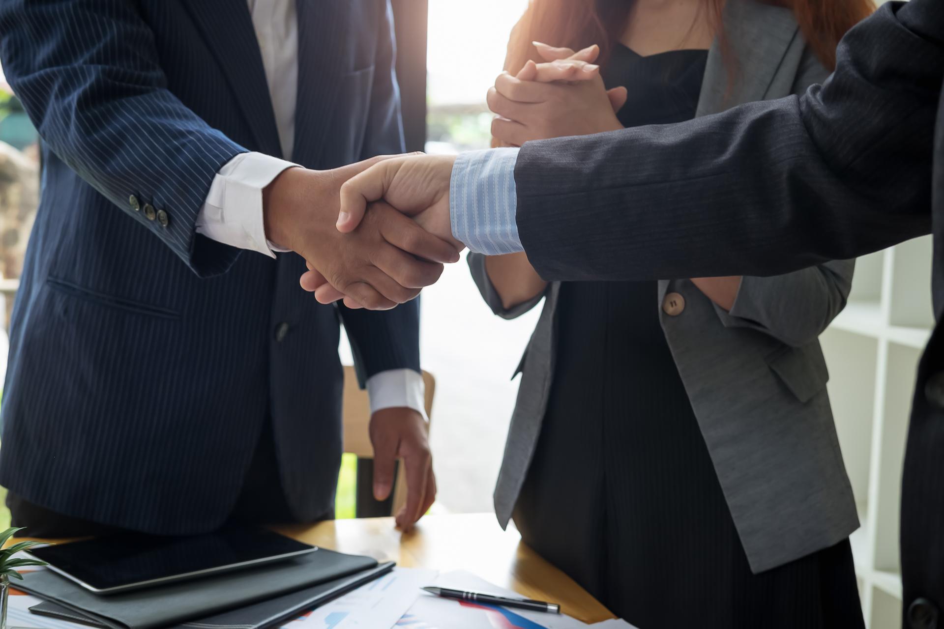 Deal advisory handshake